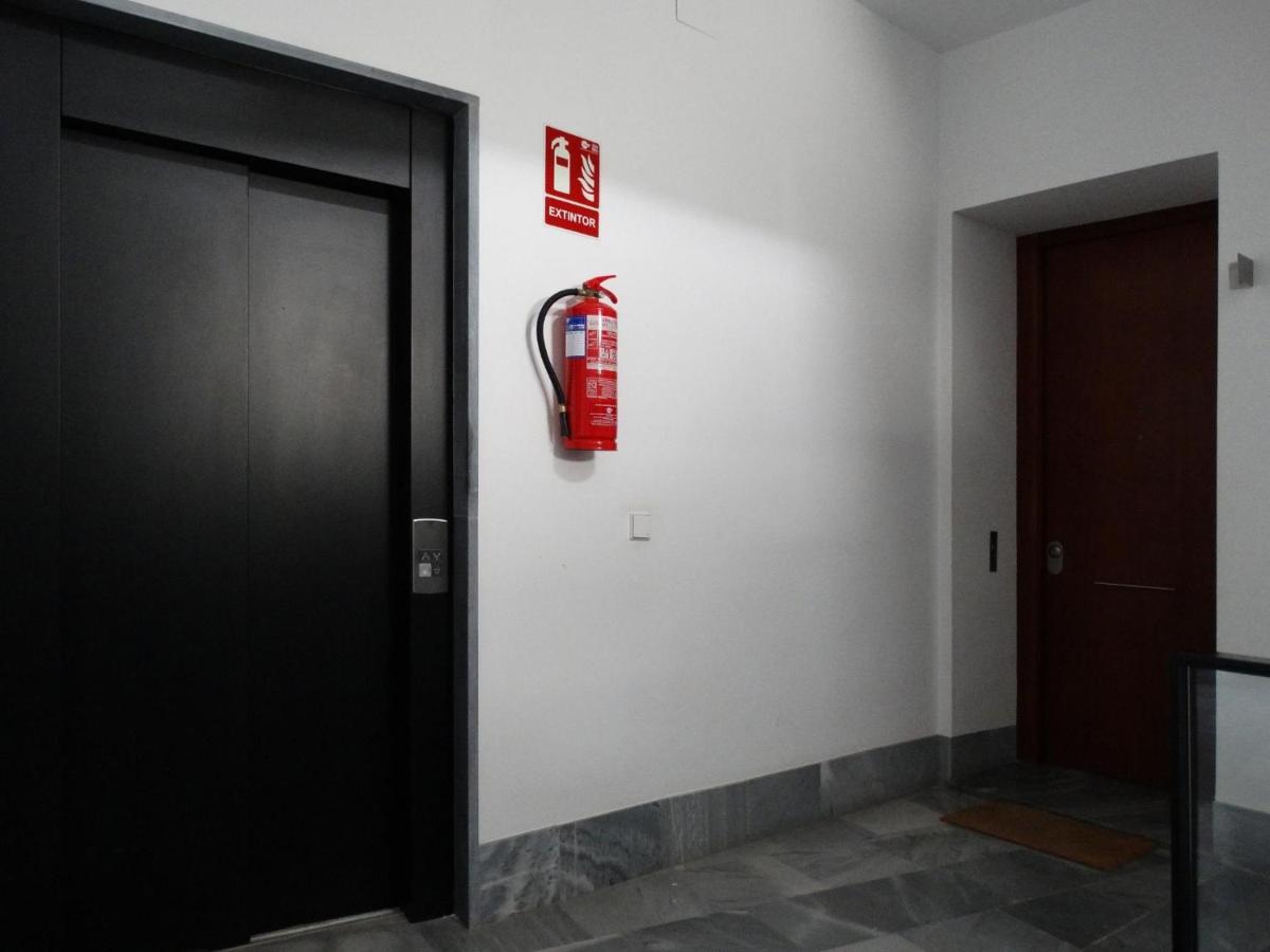 Ry Aparcamiento Incluido Junto A Catedral Ideal Parejas เซบีญา ภายนอก รูปภาพ